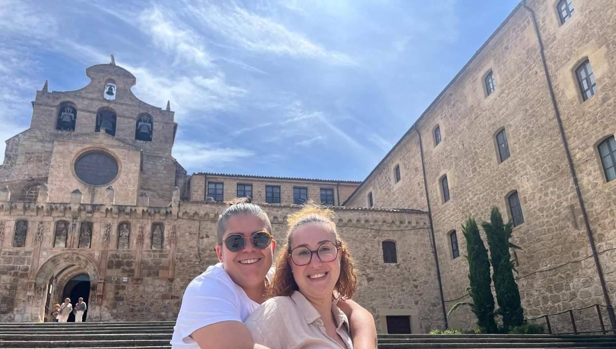 Aurora, wedding planner, frente al monasterio de Oña